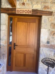 una porta in legno con un cartello di immatricolazione sopra di El hotel de Verdiago a Verdiago