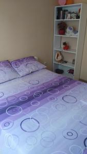 เตียงในห้องที่ Relax 2 besplatan parking