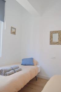 a couch in a room with a white wall at Apartamento en centro de Ferrol in Ferrol