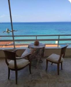 d'une table et de chaises avec vue sur l'océan. dans l'établissement Between the Airport and the Harbour, à Mytilène