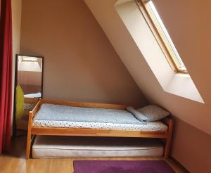 Łóżko lub łóżka w pokoju w obiekcie Akacjowa 7
