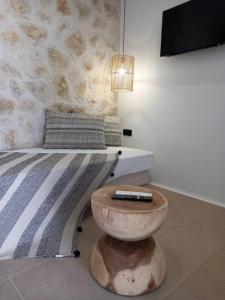 Naxos green Village hotel的电视和/或娱乐中心