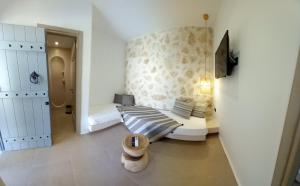 Naxos green Village hotel客房内的一张或多张床位