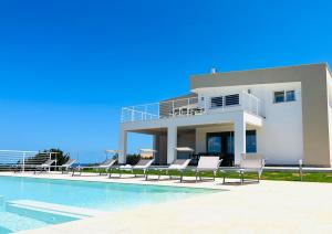 Bazén v ubytovaní Villa Lombardo Luxury alebo v jeho blízkosti