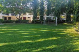 un campo de fútbol con un gol en un patio en Casa llena de naturaleza y paz perfecta para descansar., en San Miguel