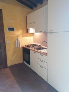 Kuchyňa alebo kuchynka v ubytovaní Agriturismo Monte Gusciani