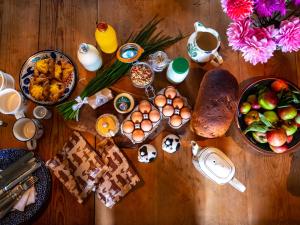 una mesa de madera con productos para el desayuno, café y flores en Cosy Cottage with Spa, Catering, Nature Reserve Walks, Large Garden, Free Parking - Self Checkin, en Scunthorpe