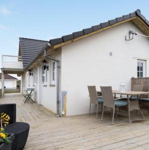 措斯泰兹Cold Hawaii的露台上有一张桌子和几把椅子