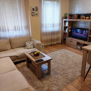 โทรทัศน์และ/หรือระบบความบันเทิงของ Relax 2 besplatan parking