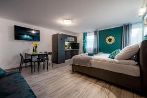 Televízia a/alebo spoločenská miestnosť v ubytovaní Eromeni Apartments