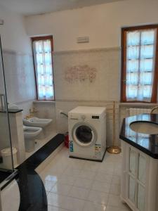 y baño con lavadora y lavamanos. en B&B Il girasole - A casa di Ale, en Oratino