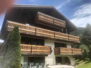 un grand bâtiment avec un balcon en bois dans l'établissement Apartment Samira, à Zermatt