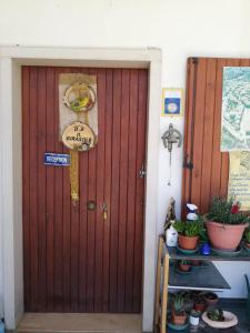 una puerta de madera con un cartel en B&B Il girasole - A casa di Ale, en Oratino