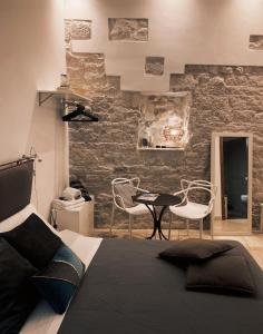 sypialnia z łóżkiem, stołem i krzesłami w obiekcie Il Moretto w mieście Trani