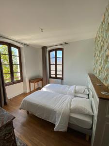 1 dormitorio con 1 cama blanca y 2 ventanas en Gîte de Myans en Myans