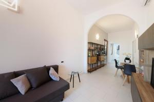 una sala de estar con un sofá y una mesa en Antonia Suite, en Cagliari