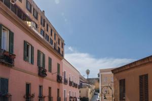 vistas a un callejón con edificios en una calle en Antonia Suite, en Cagliari