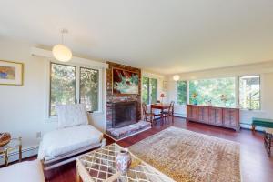 a living room with a couch and a fireplace at Mill View: La Maison de l'Artiste in Falmouth
