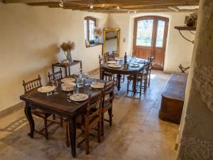 a dining room with a table and chairs at Gîte de Myans in Myans