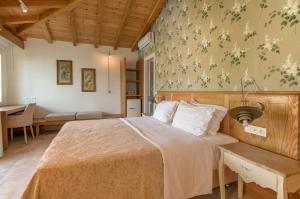 una camera con un grande letto e un tavolo di Liadromia Hotel a Patitiri