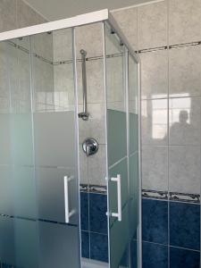 eine Dusche mit Glastür im Bad in der Unterkunft Ferienwohnung 2 mit Garten in Hannover