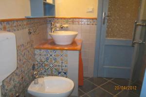 y baño con lavabo y aseo. en Agata di Mare, en SantʼAgata di Militello