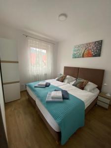 Un pat sau paturi într-o cameră la Apartamenty Pod Rudką Czarna Góra