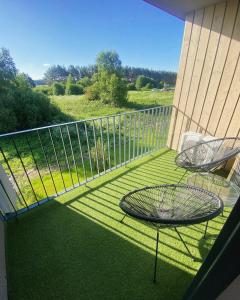 un patio con tavolo e sedie sul balcone. di Mano jūra 2 apartamentai a Palanga