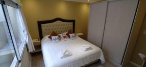 - une chambre avec un lit blanc et des serviettes dans l'établissement Casa en San Pedro en Boulevard, equipada., à San Pedro