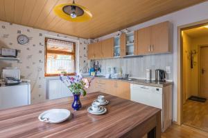 Η κουζίνα ή μικρή κουζίνα στο Ferienwohnung am Stadtrand