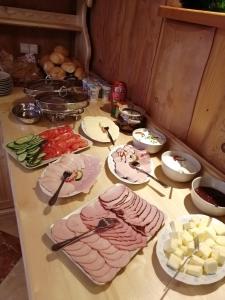 uma mesa com pratos de comida no balcão em Pokoje Gościnne Maryniarczyk em Kościelisko