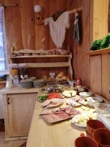 eine Küche mit einem Tisch mit Essen drauf in der Unterkunft Pokoje Gościnne Maryniarczyk in Kościelisko