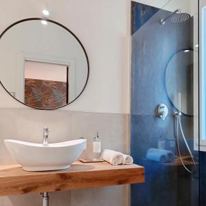 een badkamer met een wastafel en een spiegel bij Le stanze di Diana in Cesenatico
