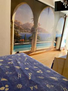 Dormitorio con cama y vistas al agua en Le terrazze vista mare, en Lido di Jesolo