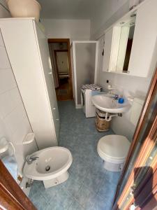 uma casa de banho com um WC e um lavatório em Le terrazze vista mare em Lido di Jesolo