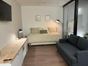 uma sala de estar com uma cama e um sofá em PATAGONIA FLAT em Esquel