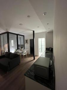 a living room with a couch and a tv at PATAGONIA FLAT in Esquel