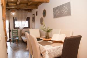 ein Esszimmer mit einem Tisch und Stühlen in der Unterkunft LA CASITA DEL PORTAL in Pedro Bernardo