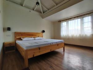 Giường trong phòng chung tại The Hilltop Haven