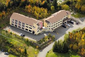 una vista aérea de un gran edificio con aparcamiento en Hotel and Suites Les Laurentides en Saint-Sauveur-des-Monts