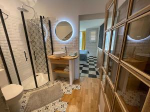 Ένα μπάνιο στο Dans la loge de Marguerite Studio avec Sauna