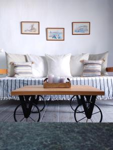 a living room with a couch and a coffee table at Casa Centrale 2 in Apollonia