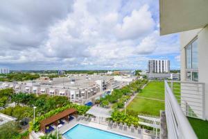 een luchtzicht op een resort met een zwembad bij Lovely Condo - Pool & Parking at Midblock in Miami