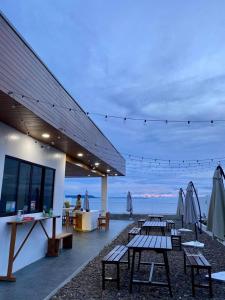 NavalにあるRLJ Beach Houseのテーブルと椅子が備わり、海の景色を望むレストラン