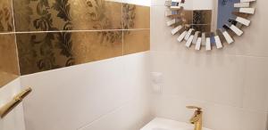 a bathroom with a sink and a mirror at Astronomiczny apartament , mieszkanie 2 pokojowe. Parking. in Toruń +38 photos