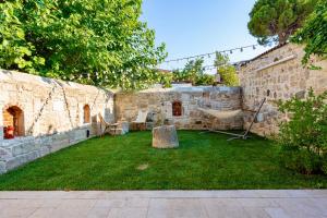 Gallery image of MINIQ HOMES 102 - Historical Stone House with Garden Cinema in Foca