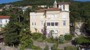 Foto dalla galleria di Opulence luxury spa suite - private access to beach in Opatija a Opatija