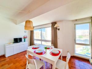 アルマカオ・デ・ペラにあるFLH Armação de Pêra Beach Apartmentのキッチン、ダイニングルーム(白いテーブル、椅子付)