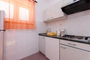 Kuchyňa alebo kuchynka v ubytovaní Apartments Mirjana B