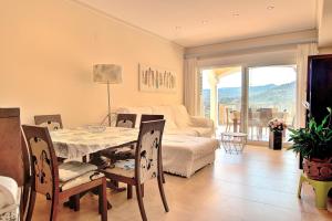 jadalnia ze stołem i kanapą w obiekcie Casa Felicidad w mieście Calpe
